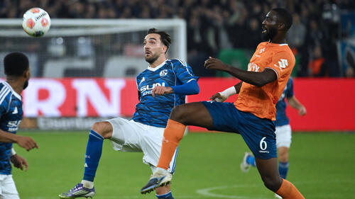 Zweikampf zwischen Spielern des SV Darmstadt 98 und FC Schalke 04 im Merck-Stadion am Böllenfalltor