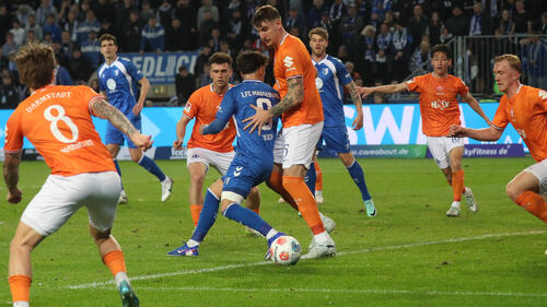 Fabian Nürnberger von Darmstadt 98 im Zweikampf während des Zweitliga-Spiels gegen den 1. FC Magdeburg