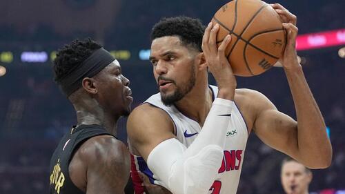 Dennis Schröder im Trikot der Cleveland Cavaliers dirigiert das Spiel und gibt Anweisungen an seine Mitspieler