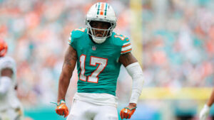 Wide Receiver Jaylen Waddle läuft in Ausrüstung mit dem Football übers Spielfeld