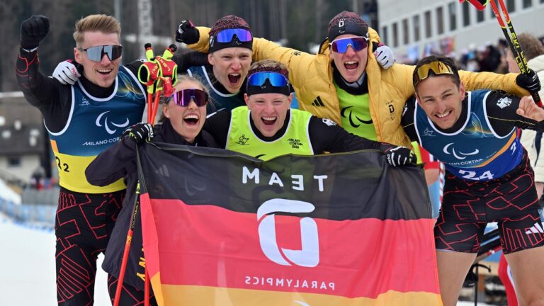 Die deutsche Langlauf-Staffel bejubelt den Gewinn der Silbermedaille bei den Paralympics im Schnee.