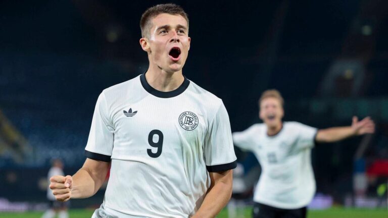 U21-Nationalspieler jubeln gemeinsam in weißen DFB-Trikots auf dem Spielfeld