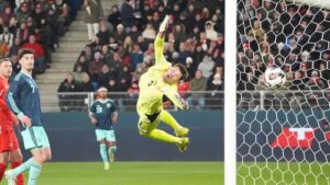Florian Wirtz bejubelt sein sensationelles Tor im Trikot der deutschen Nationalmannschaft gegen die Schweiz.