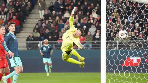Florian Wirtz bejubelt sein sensationelles Tor im Trikot der deutschen Nationalmannschaft gegen die Schweiz.