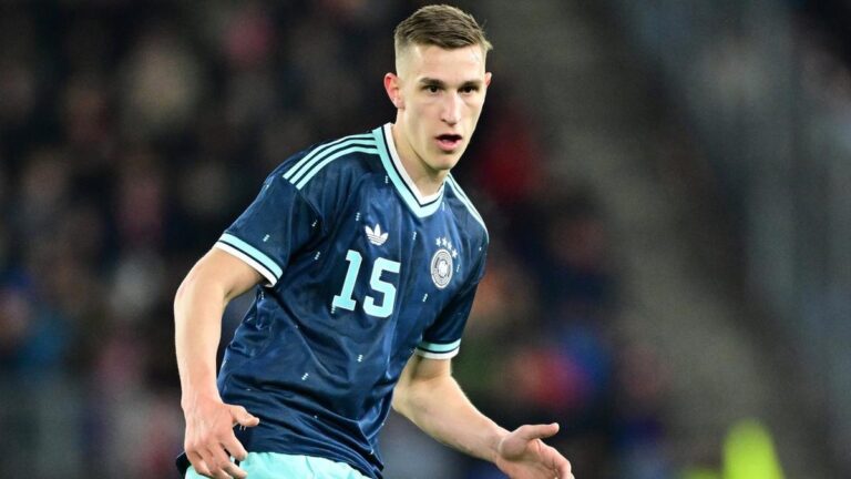 Leroy Sané und Nico Schlotterbeck blicken nach einem Gegentor im Länderspiel gegen die Schweiz enttäuscht zu Boden.