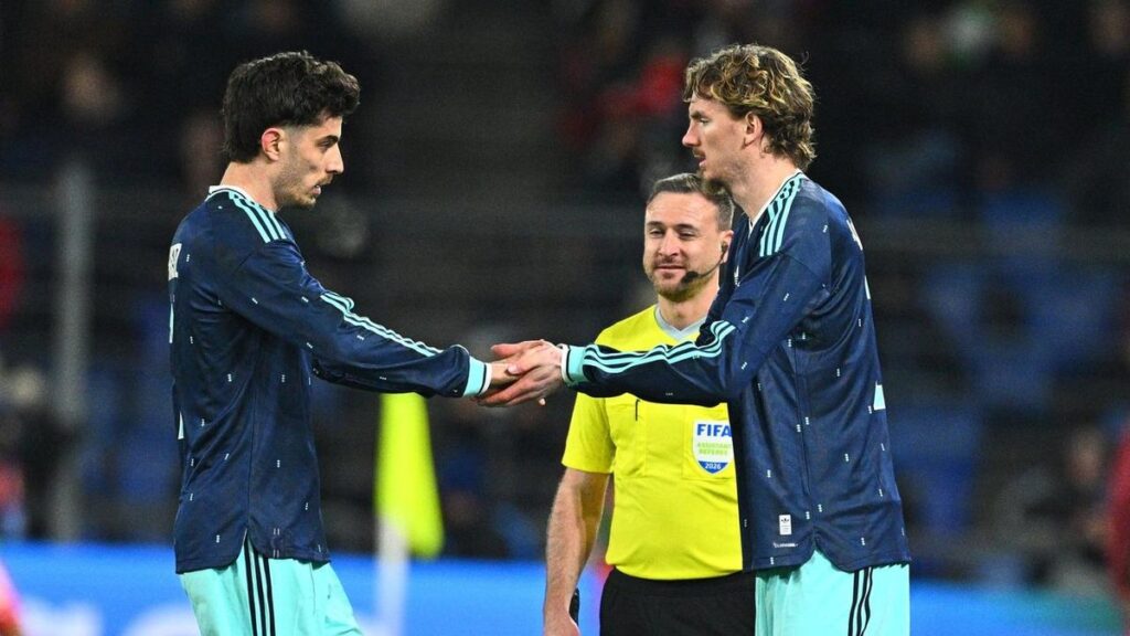 Bundestrainer Julian Nagelsmann und Stürmer Deniz Undav beim Aufwärmen vor dem Länderspiel gegen Ghana.