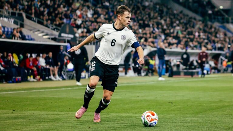 Zweikampf zwischen einem deutschen und einem Schweizer Nationalspieler