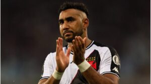 Dimitri Payet im Trikot von Olympique Marseille winkt den Fans auf den Tribünen zu