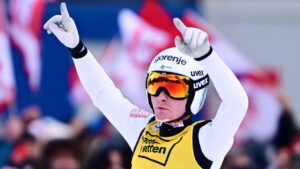 Domen Prevc in der Luft während seines Rekordflugs beim Skifliegen am Kulm