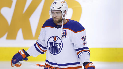Leon Draisaitl im Trikot der Edmonton Oilers auf dem Eis der NHL