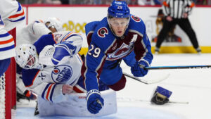 Connor McDavid und Leon Draisaitl von den Edmonton Oilers jubeln gemeinsam über einen Treffer auf dem Eis