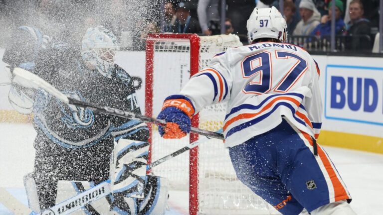 Connor McDavid im Trikot der Edmonton Oilers jubelt auf dem Eis