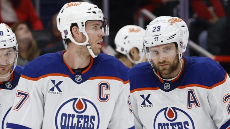 Leon Draisaitl und Connor McDavid im Trikot der Edmonton Oilers auf dem Eis während eines NHL-Spiels.