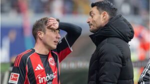 Trainer Albert Riera von Eintracht Frankfurt steht mit ernstem Blick an der Seitenlinie