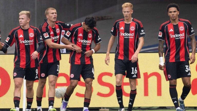 Hugo Larsson im Trikot von Eintracht Frankfurt blickt konzentriert auf das Spielfeld