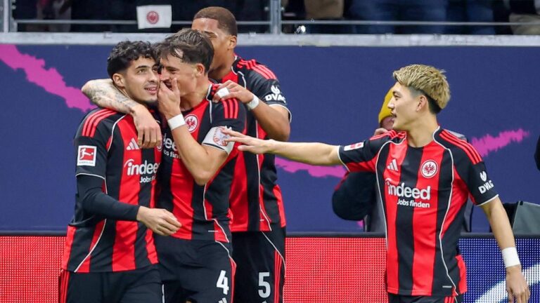 Farès Chaibi von Eintracht Frankfurt jubelt nach seinem entscheidenden Tor gegen den SC Freiburg