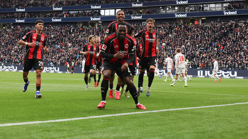 Arnaud Kalimuendo von Eintracht Frankfurt bejubelt sein Tor zum 1:0 gegen den 1. FC Heidenheim