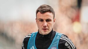 Mario Götze im Trikot von Eintracht Frankfurt gestikuliert während eines Bundesliga-Spiels auf dem Rasen