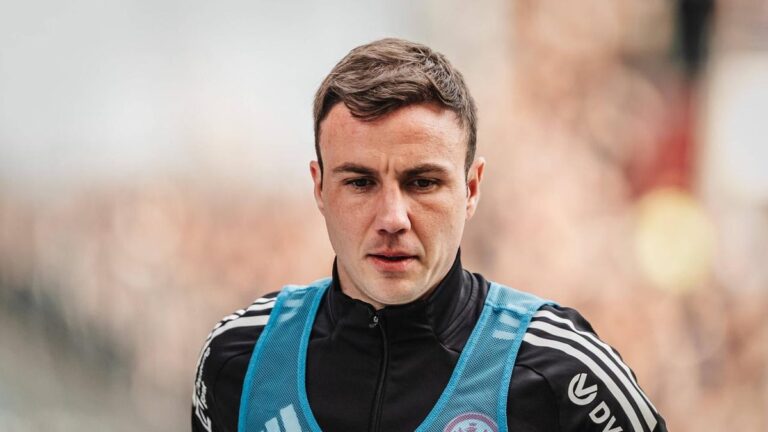 Mario Götze im Trikot von Eintracht Frankfurt gestikuliert während eines Bundesliga-Spiels auf dem Rasen