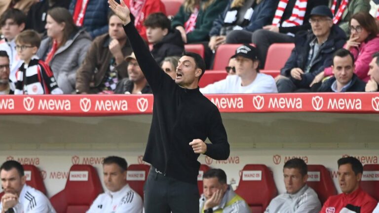 Trainer Albert Riera von Eintracht Frankfurt steht gestikulierend an der Seitenlinie