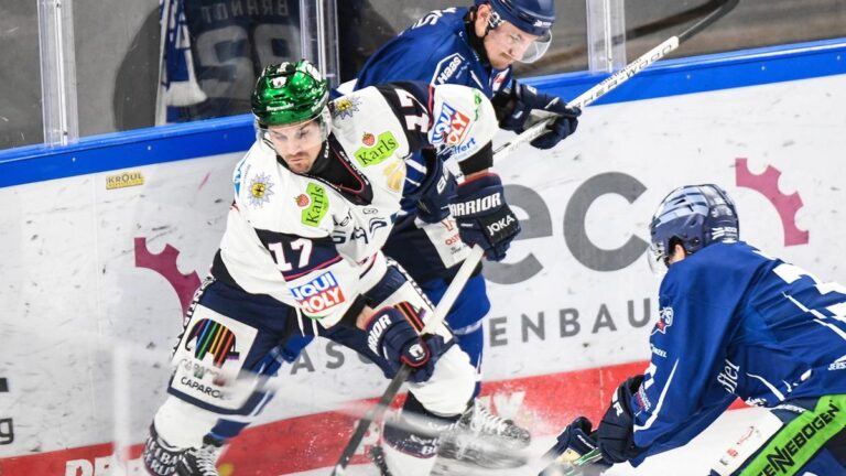 Spieler der Eisbären Berlin jubeln über ein Tor im DEL-Playoff-Spiel gegen die Straubing Tigers