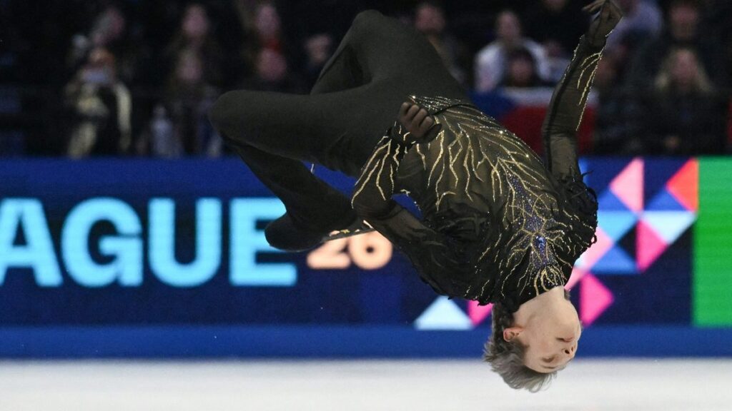 Eiskunstläufer Ilia Malinin jubelt emotional auf dem Eis bei der Weltmeisterschaft in Prag