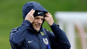 Thomas Tuchel als Trainer der englischen Nationalmannschaft gestikulierend am Spielfeldrand