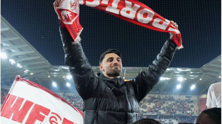 Vincenzo Grifo jubelt im Trikot des SC Freiburg emotional vor den Fans