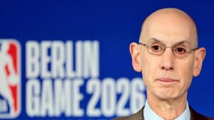 NBA-Commissioner Adam Silver spricht an einem Rednerpult über die Expansionspläne in Europa.