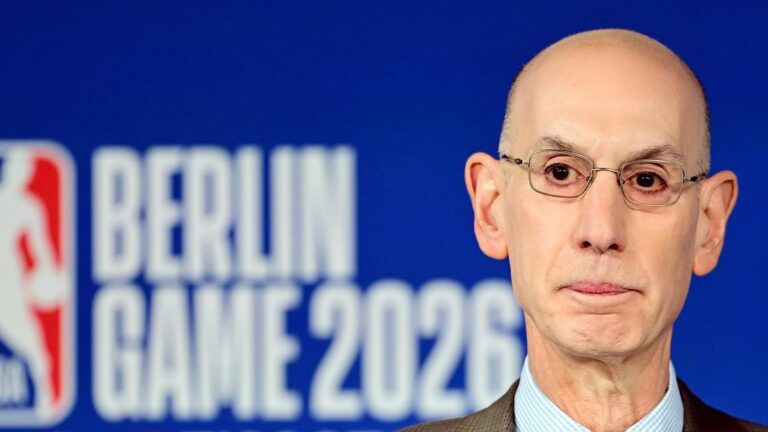 NBA-Commissioner Adam Silver spricht an einem Rednerpult über die Expansionspläne in Europa.