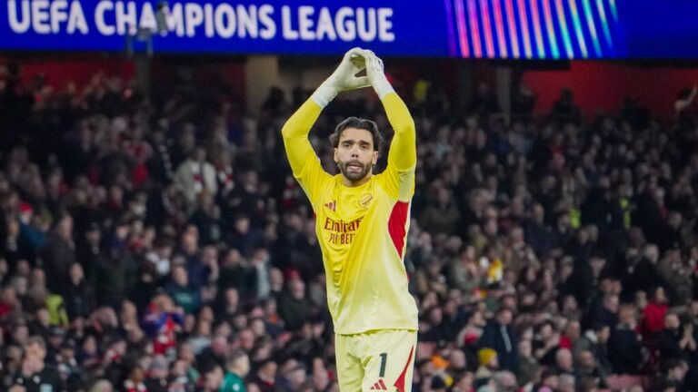 Torhüter David Raya im Trikot des FC Arsenal fokussiert auf dem Spielfeld