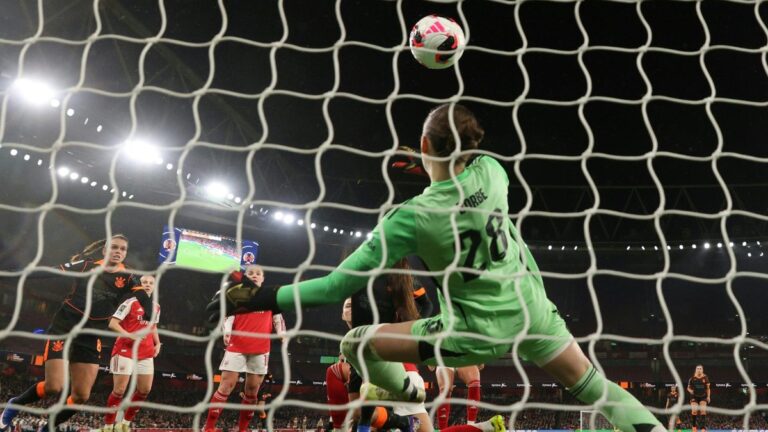 Torhüterin Anneke Borbe vom FC Arsenal konzentriert auf dem Spielfeld