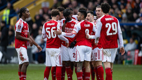 Eberechi Eze und Spieler des FC Arsenal jubeln nach dem knappen Sieg im FA Cup gegen Mansfield Town