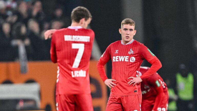 Augsburg-Spieler Ribeiro bejubelt seinen Treffer gegen den 1. FC Köln