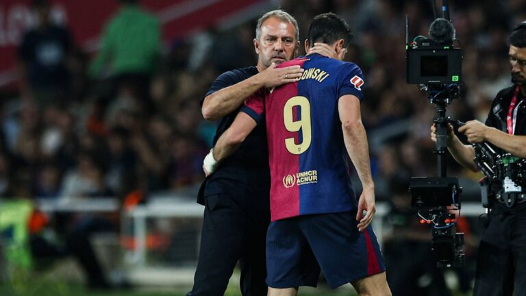 Hansi Flick an der Seitenlinie des FC Barcelona während eines Spiels