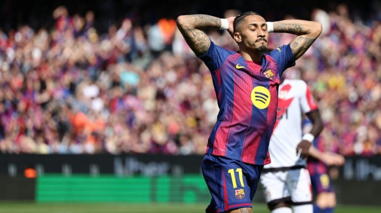 Raphinha im Trikot des FC Barcelona fasst sich schmerzverzerrt an den Oberschenkel