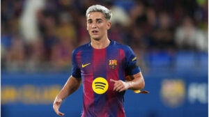 FC Barcelona Mittelfeldspieler Gavi im Trikot der Katalanen auf dem Rasen