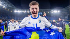 Fisnik Asllani im Trikot der TSG Hoffenheim bejubelt ein Tor auf dem Spielfeld.