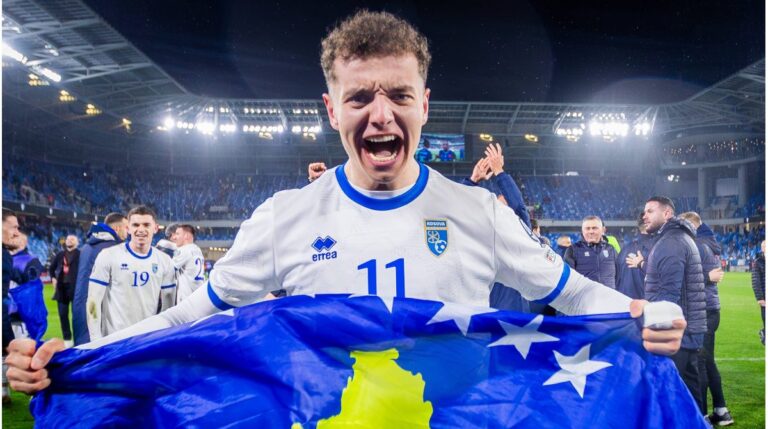 Fisnik Asllani im Trikot der TSG Hoffenheim bejubelt ein Tor auf dem Spielfeld.