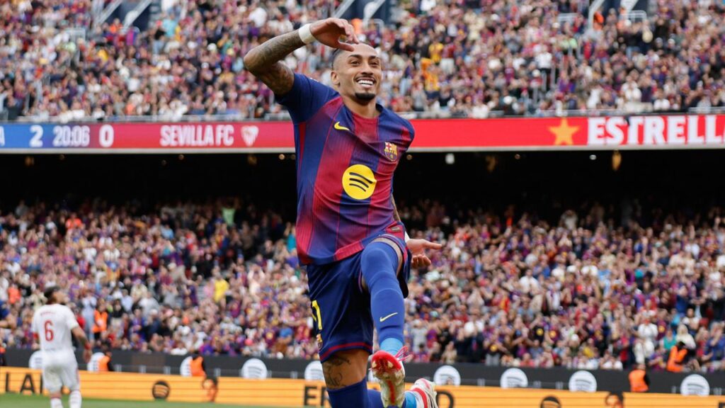 Raphinha bejubelt ein Tor im Trikot des FC Barcelona auf dem Rasen des Camp Nou