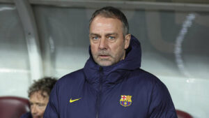 Hansi Flick als Trainer des FC Barcelona gestikulierend an der Seitenlinie