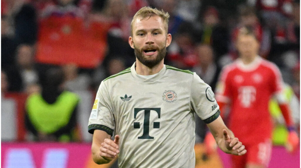 Konrad Laimer im Trikot des FC Bayern München gestikuliert auf dem Spielfeld