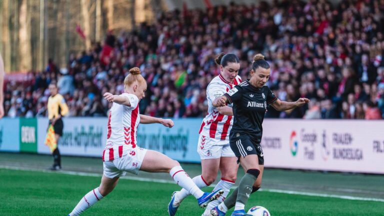 Pernille Harder vom FC Bayern München jubelt über ihren Treffer im Bundesliga-Spiel gegen den 1. FC Köln.