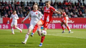 Spielerinnen des FC Bayern München jubeln über ein Tor im Derby gegen den 1. FC Nürnberg