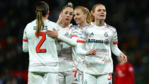 Giulia Gwinn im Trikot der FC Bayern Frauen fokussiert auf dem Spielfeld