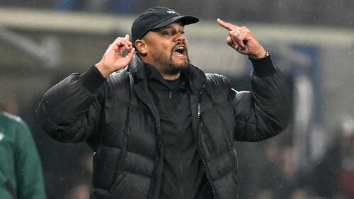 Vincent Kompany und Karl-Heinz Rummenigge im Stadion des FC Bayern München