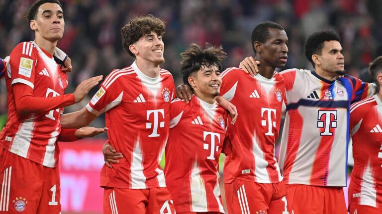 David Santos Daiber im Trikot des FC Bayern München am Ball auf dem Trainingsplatz