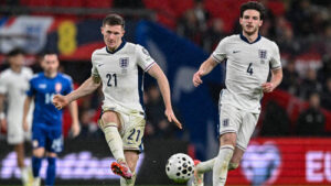 Elliot Anderson im Trikot von Nottingham Forest am Ball während eines Premier League Spiels