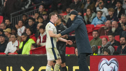 Elliot Anderson im Trikot von Nottingham Forest auf dem Spielfeld