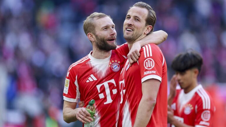Uli Hoeneß und Harry Kane lächeln gemeinsam im Stadion des FC Bayern München